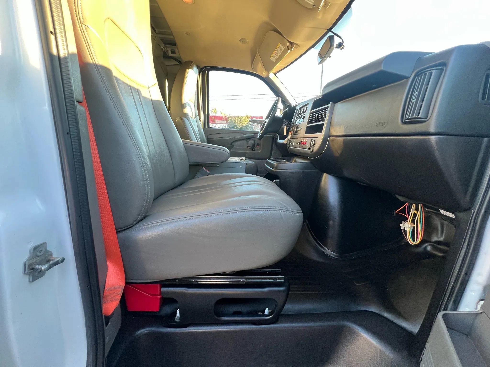 Used 2015 Chevrolet Express 2500 image 22