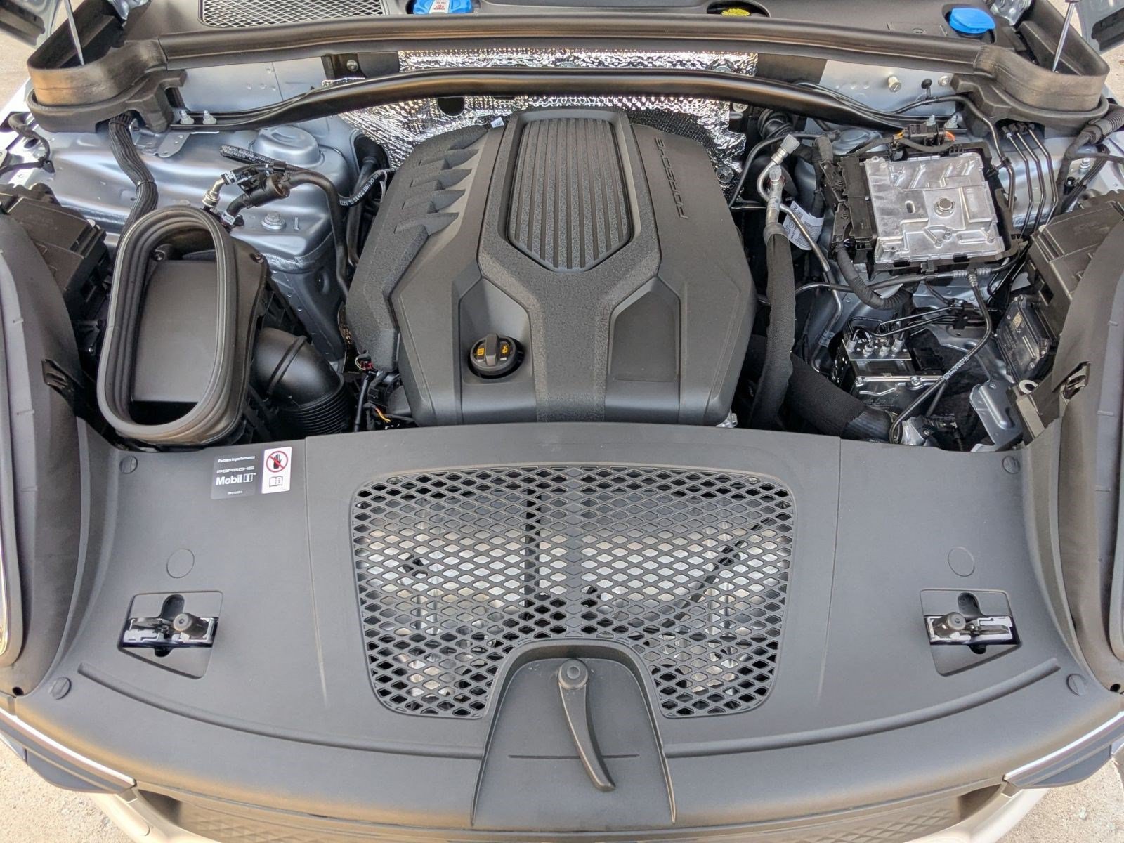 Certified 2026 Porsche Macan AWD/4WD image 28