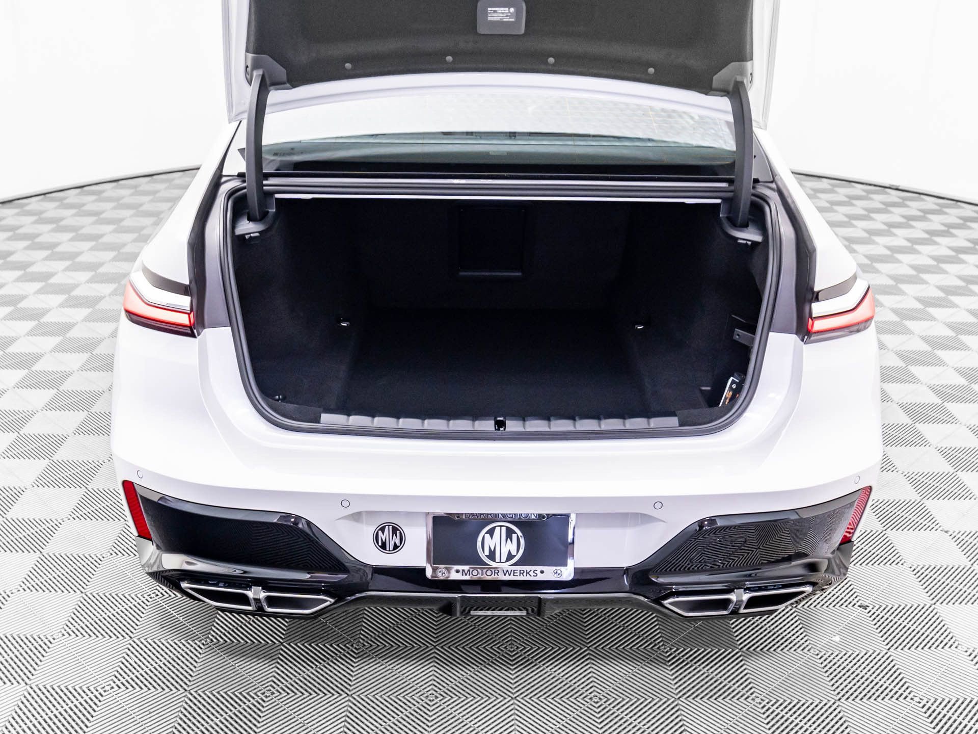 Used 2025 BMW 760i xDrive image 36