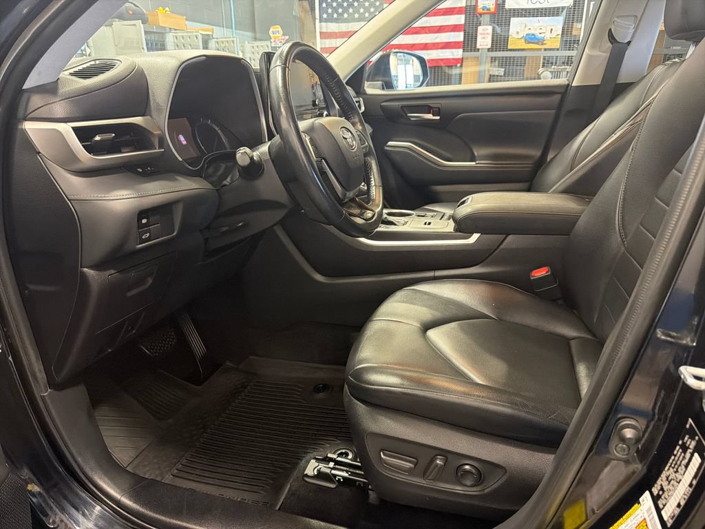 Used 2021 Toyota Highlander XLE AWD/4WD image 4
