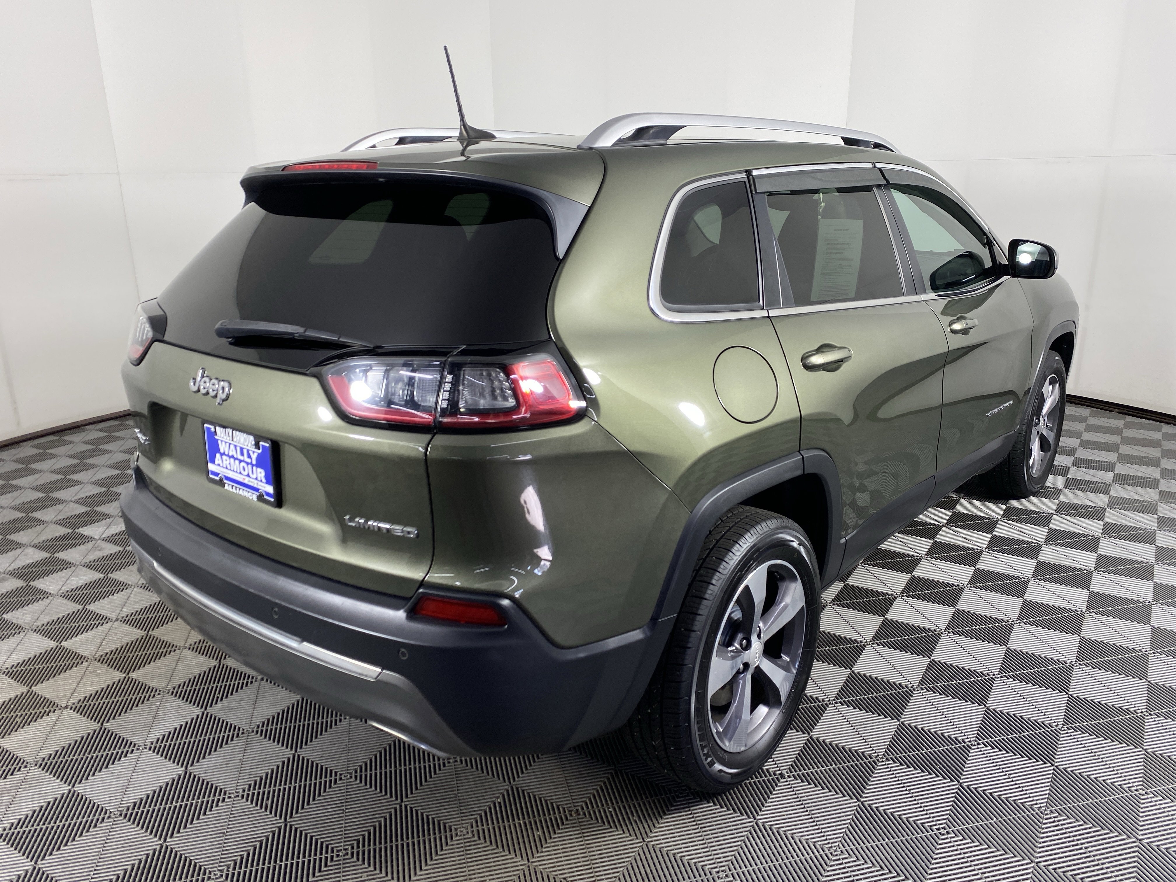 Used 2019 Jeep Cherokee Limited w/ Luxury Group AWD/4WD image 9