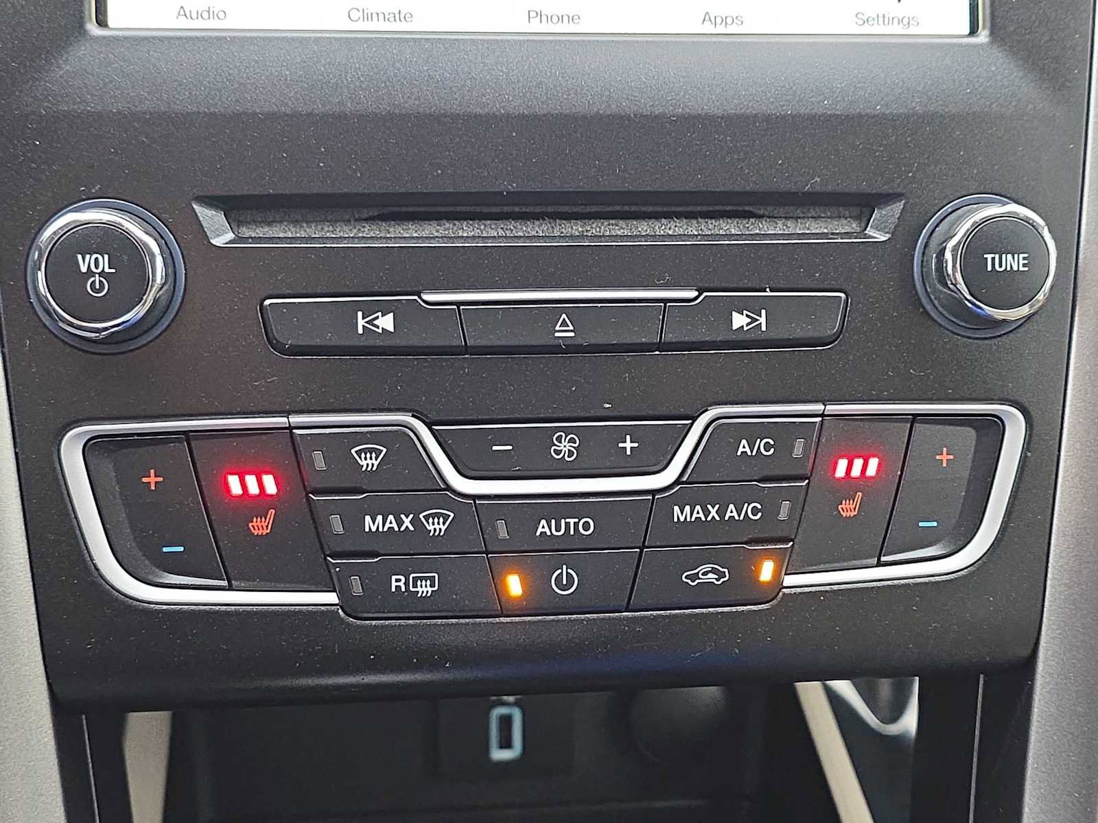 Used 2017 Ford Fusion SE w/ Fusion SE Technology Package image 29