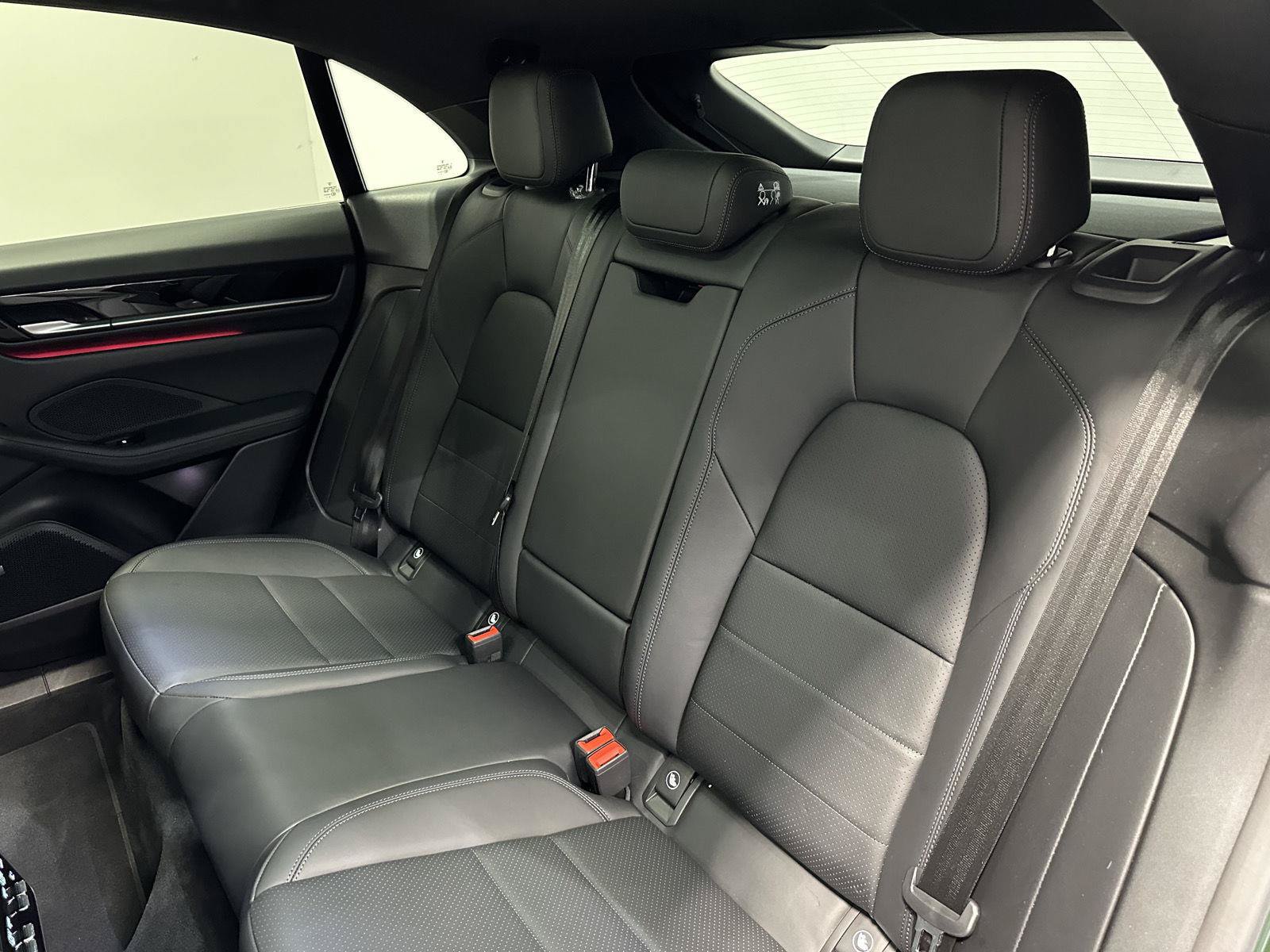 Certified 2025 Porsche Macan 4S Electric AWD/4WD image 36