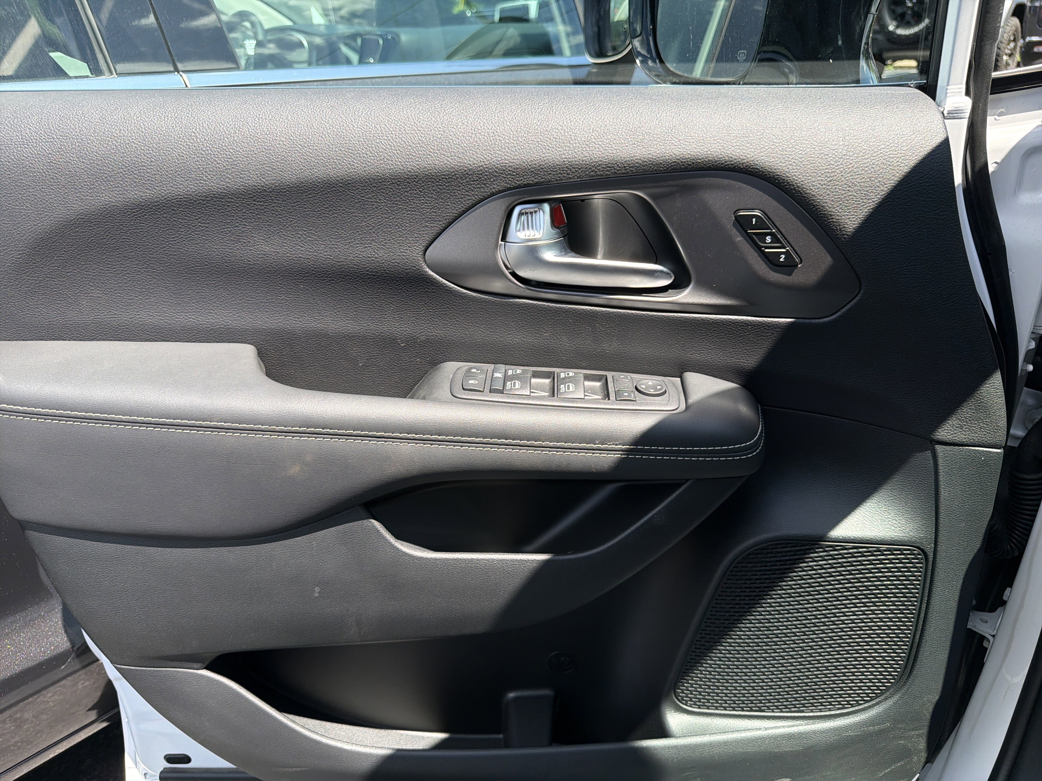 Used 2025 Chrysler Pacifica Select FWD image 35