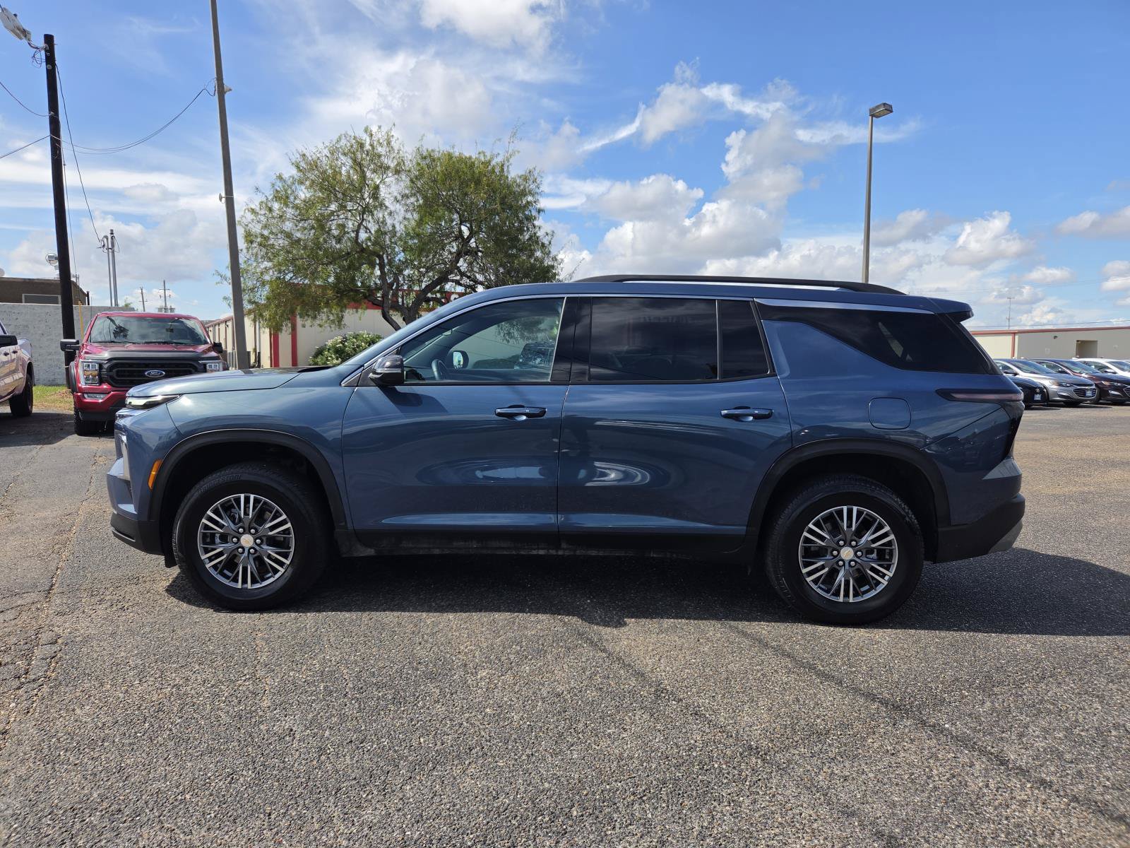 Used 2026 Chevrolet Traverse LT AWD/4WD image 2