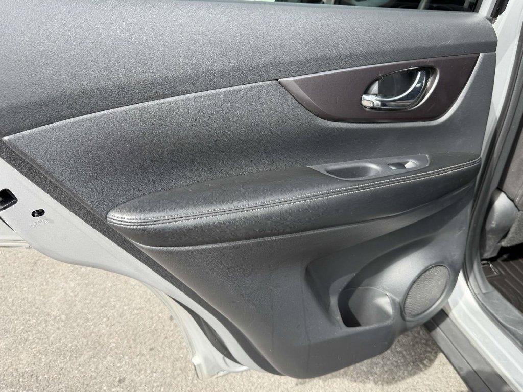 Used 2015 Nissan Rogue SV AWD/4WD image 12