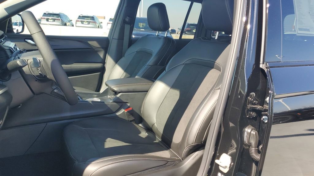 New 2025 Jeep Grand Cherokee Altitude image 18