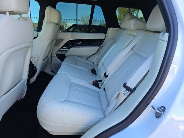Used 2025 Land Rover Range Rover SE image 20