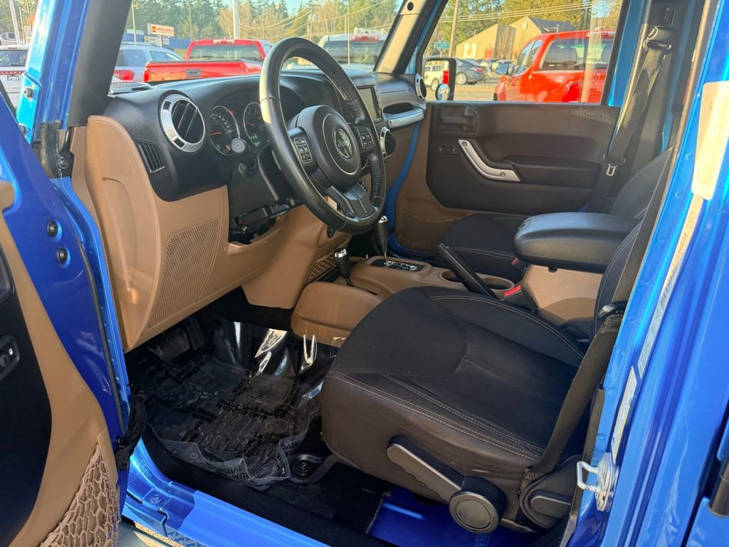 Used 2015 Jeep Wrangler Unlimited Sahara w/ Connectivity Group image 14