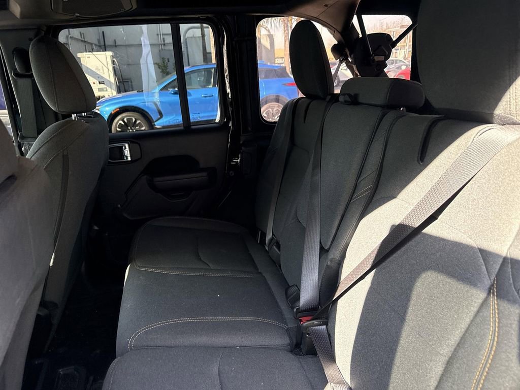 Used 2024 Jeep Wrangler Unlimited image 21