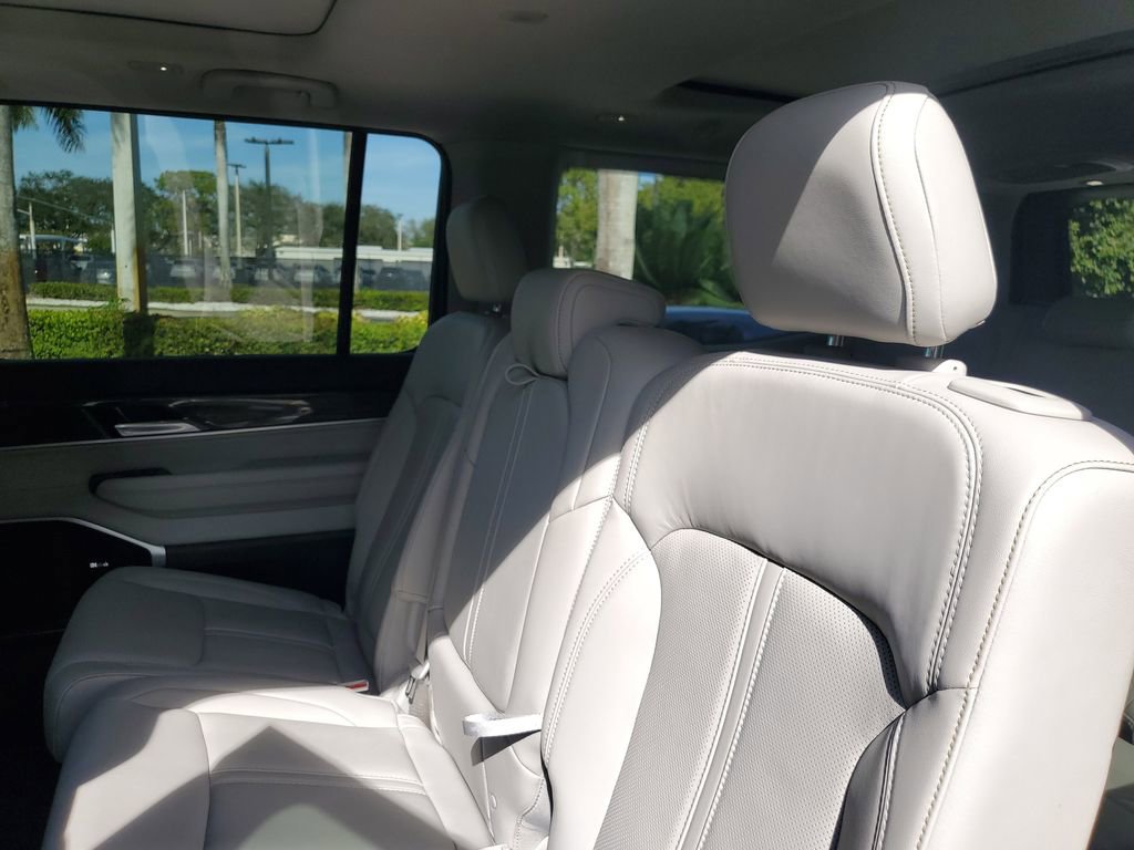 Used 2022 Jeep Wagoneer Series III w/ Premium Group I image 17