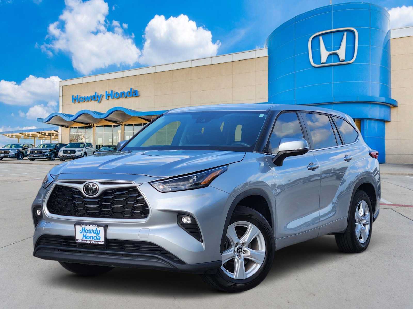 Used 2023 Toyota Highlander LE FWD video 1