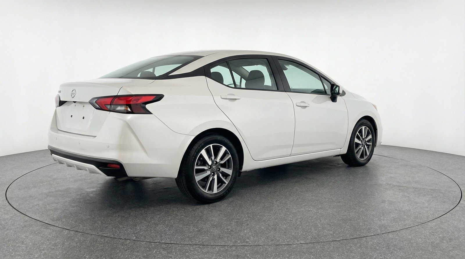 Used 2025 Nissan Versa SV image 9