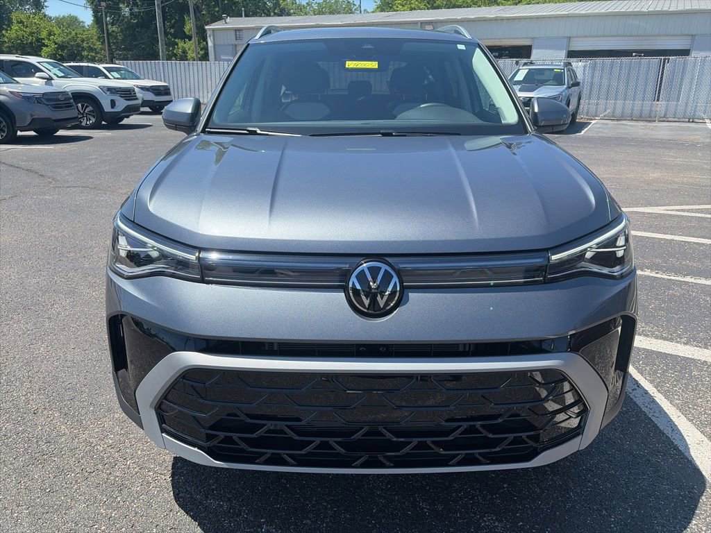 Used 2025 Volkswagen Taos SEL AWD/4WD image 2