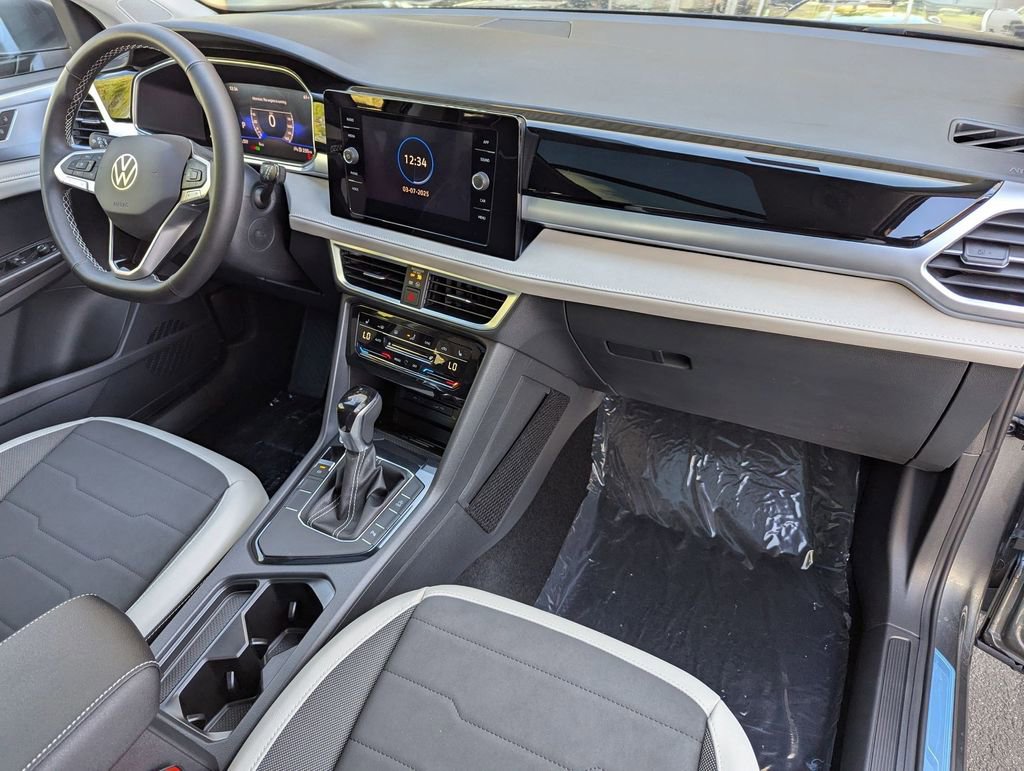 Used 2025 Volkswagen Taos SE w/ Panoramic Sunroof Package FWD image 22