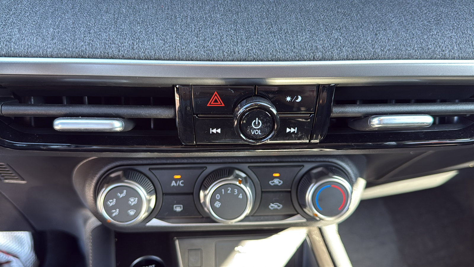 Certified 2025 Nissan Kicks SV AWD/4WD image 15