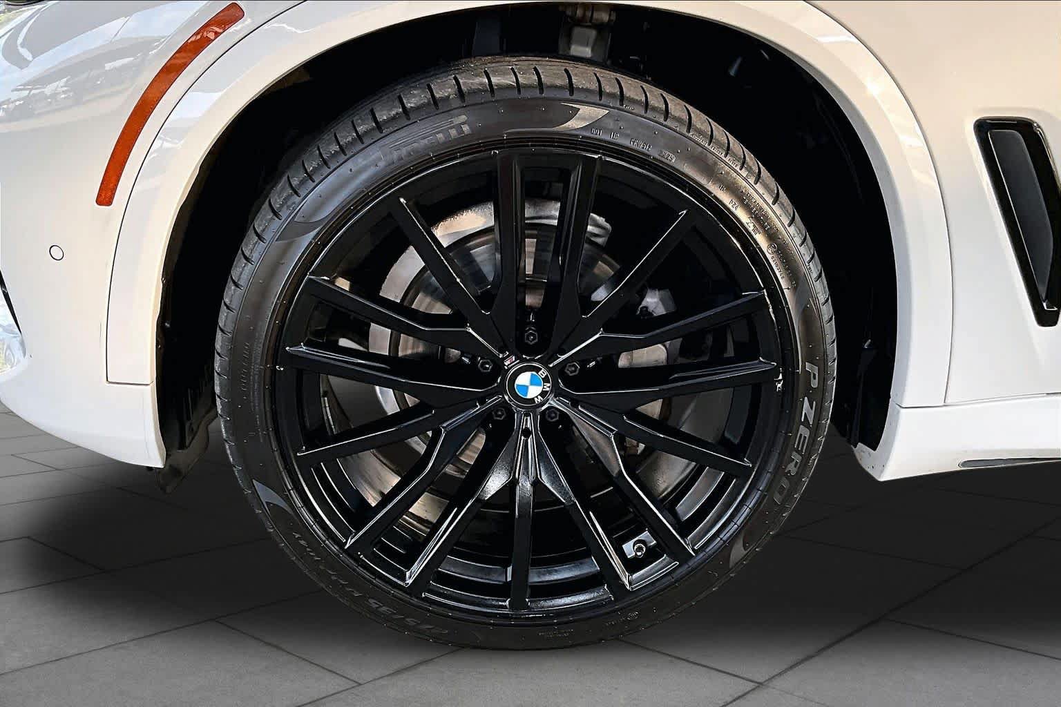 Used 2022 BMW X5 sDrive40i w/ M Sport Package RWD image 11