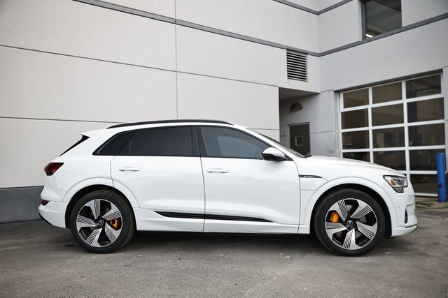 Used 2022 Audi e-tron Premium Plus image 4