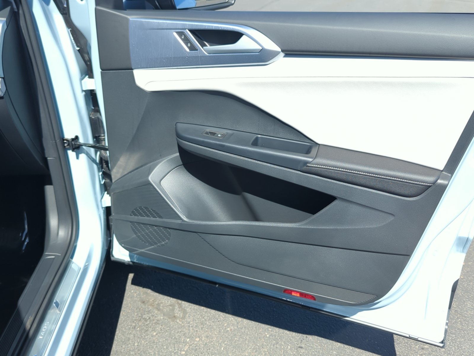 New 2026 Volkswagen Taos SE FWD image 16