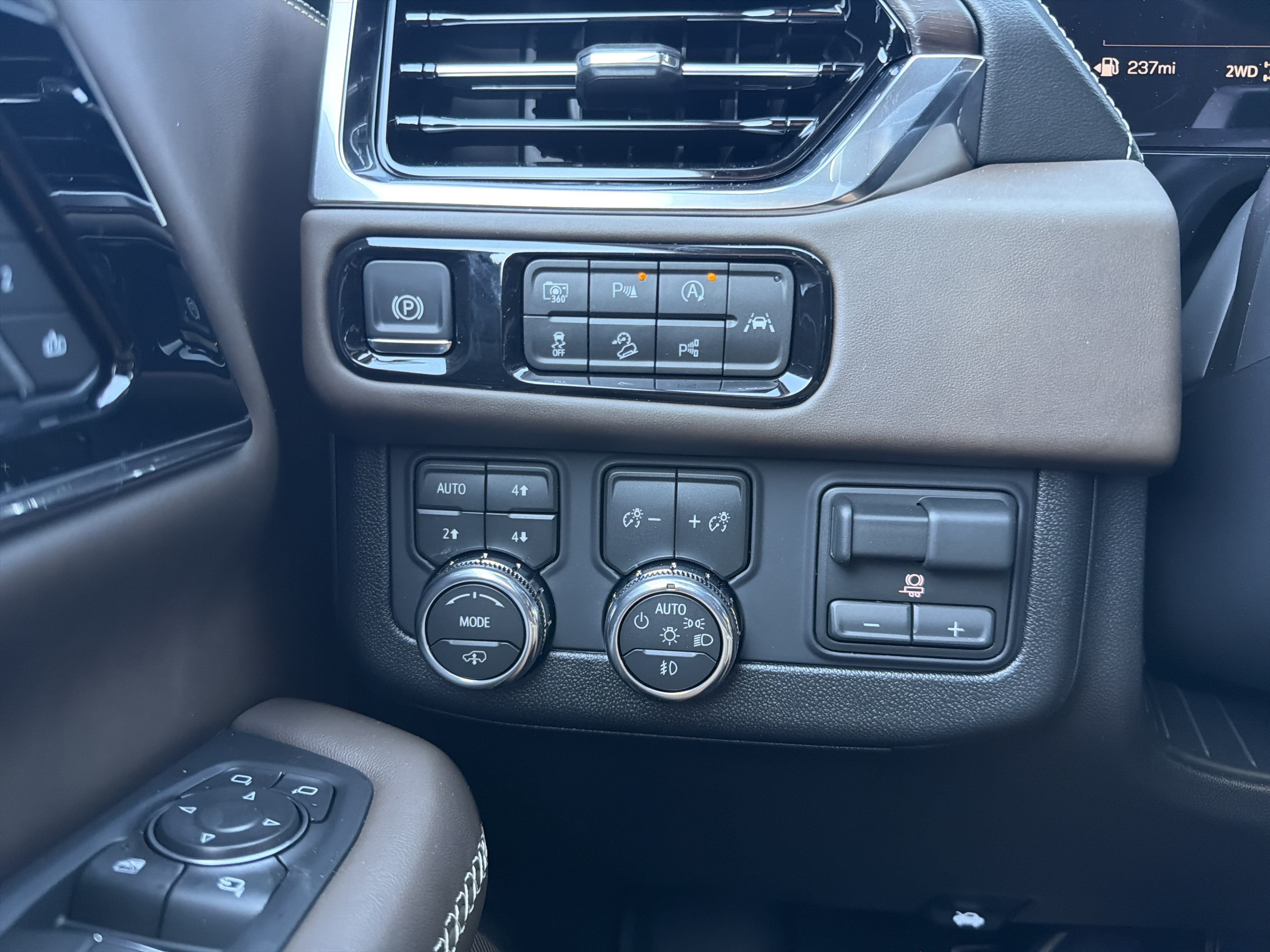 New 2026 GMC Yukon Denali Ultimate w/ LPO, Floor Liner Package AWD/4WD image 33
