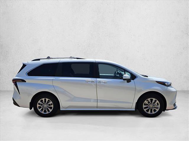 Used 2025 Toyota Sienna XLE FWD image 4