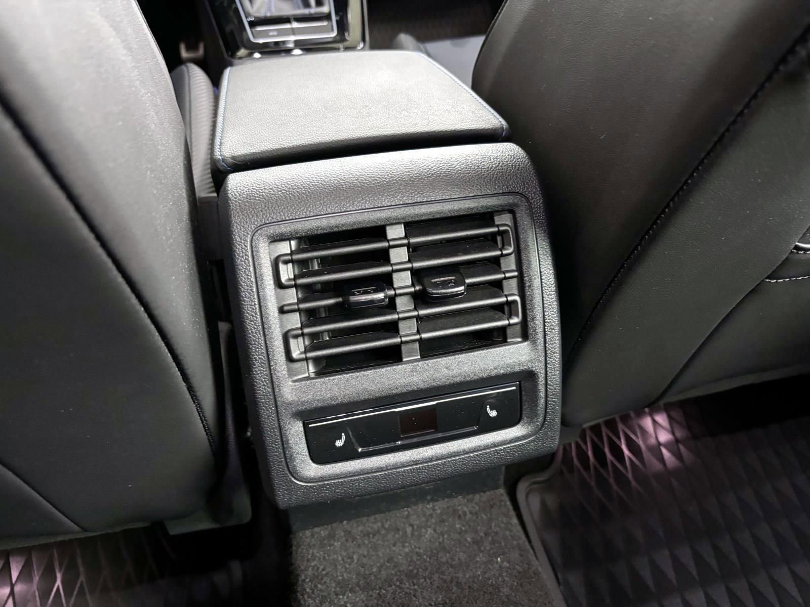 Used 2024 Volkswagen Golf R image 32