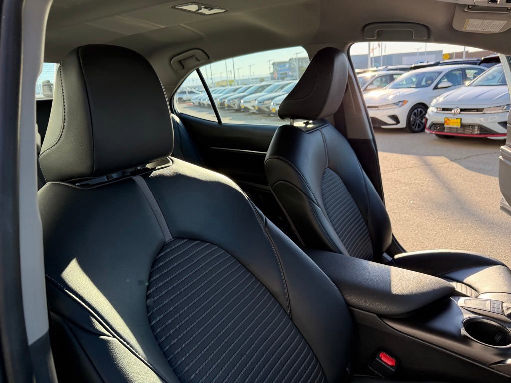 Used 2022 Toyota Camry SE image 19