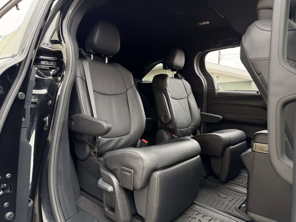 Used 2025 Toyota Sienna Platinum image 13