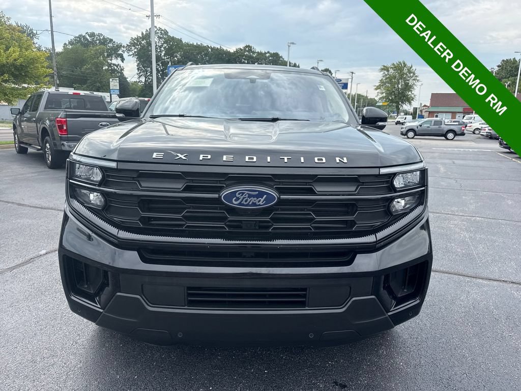 Used 2025 Ford Expedition Max Active AWD/4WD image 3