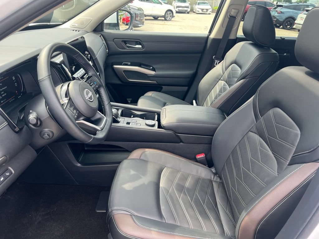 Certified 2025 Nissan Pathfinder Platinum w/ Cargo Package AWD/4WD image 4