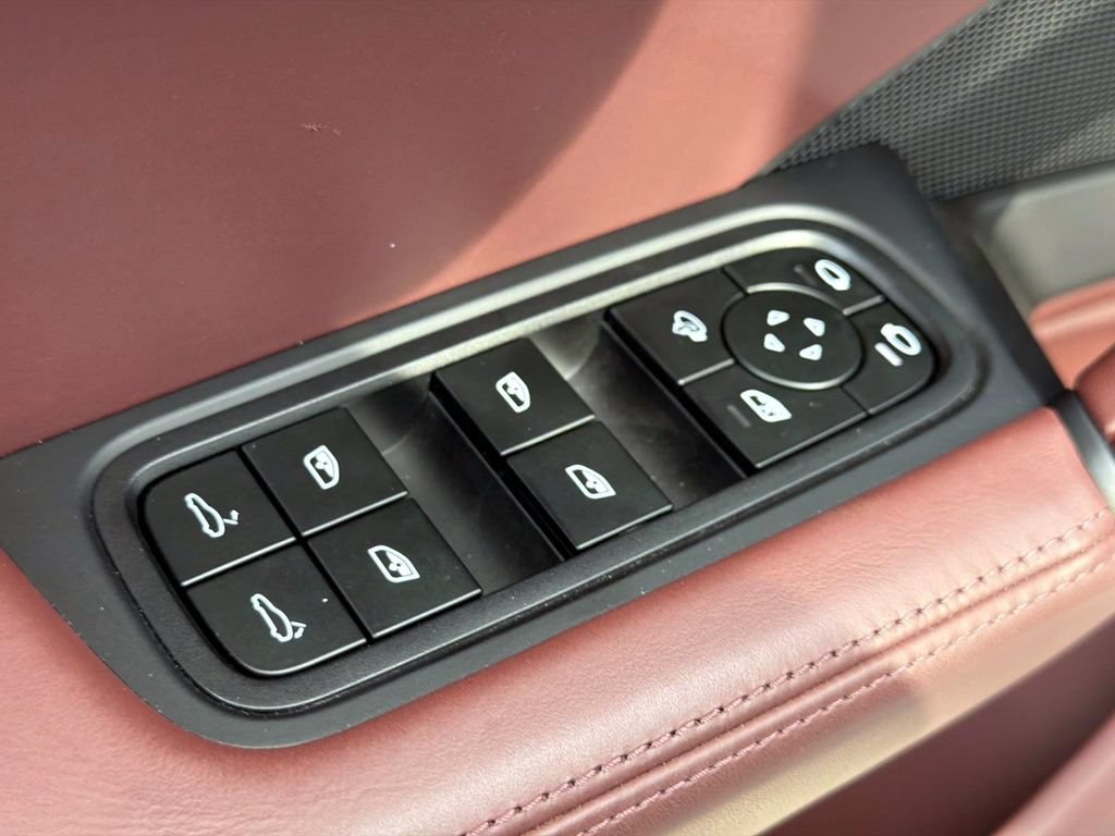 Used 2025 Porsche Cayenne GTS AWD/4WD image 17
