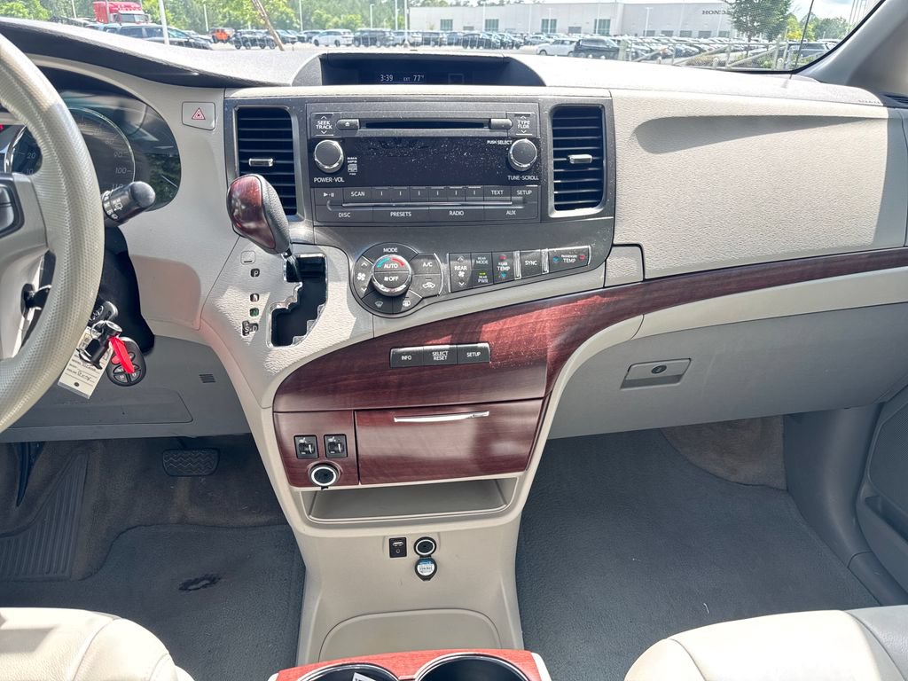 Used 2013 Toyota Sienna XLE FWD image 18
