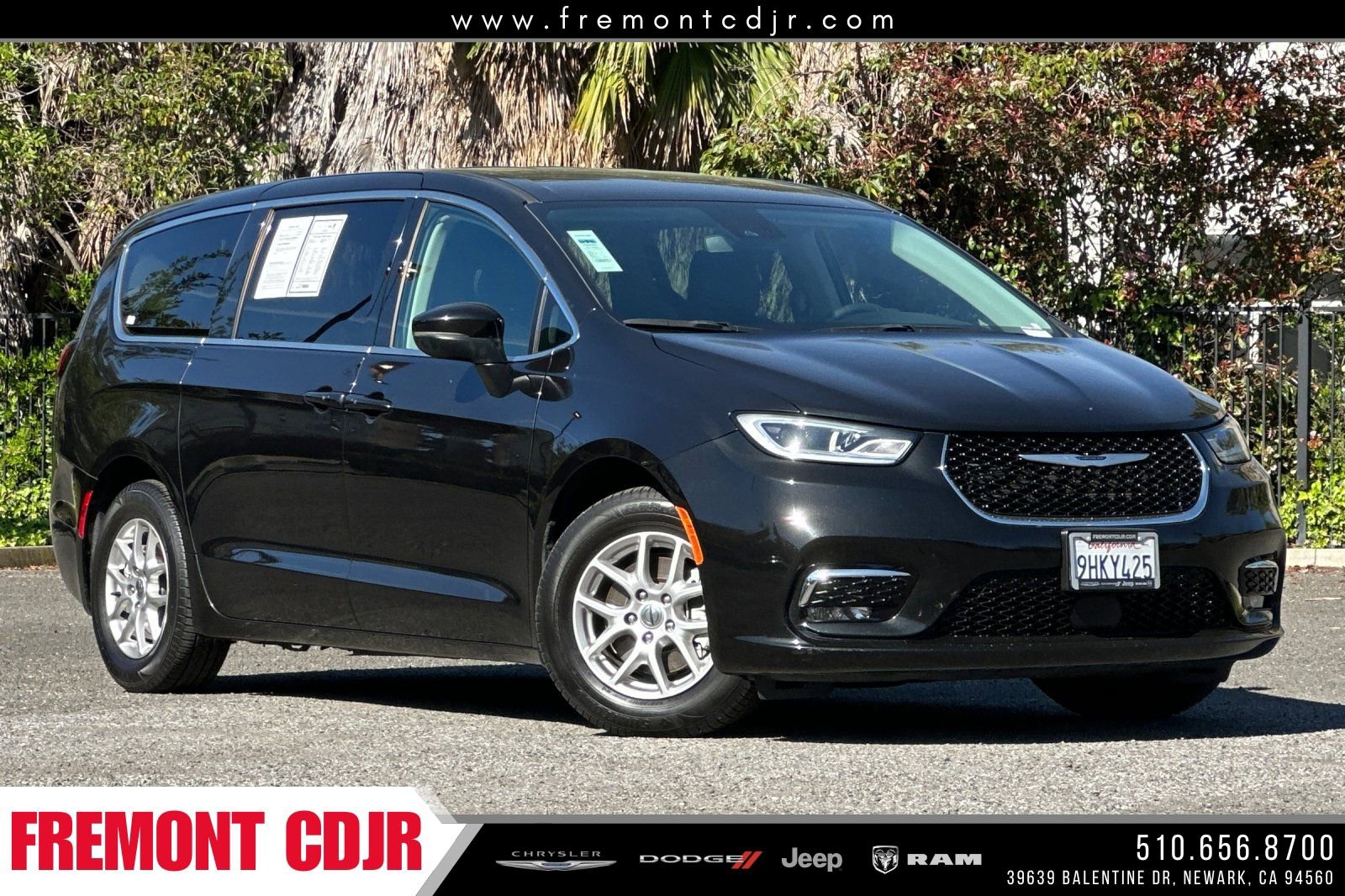 Used 2023 Chrysler Pacifica Touring-L image 1