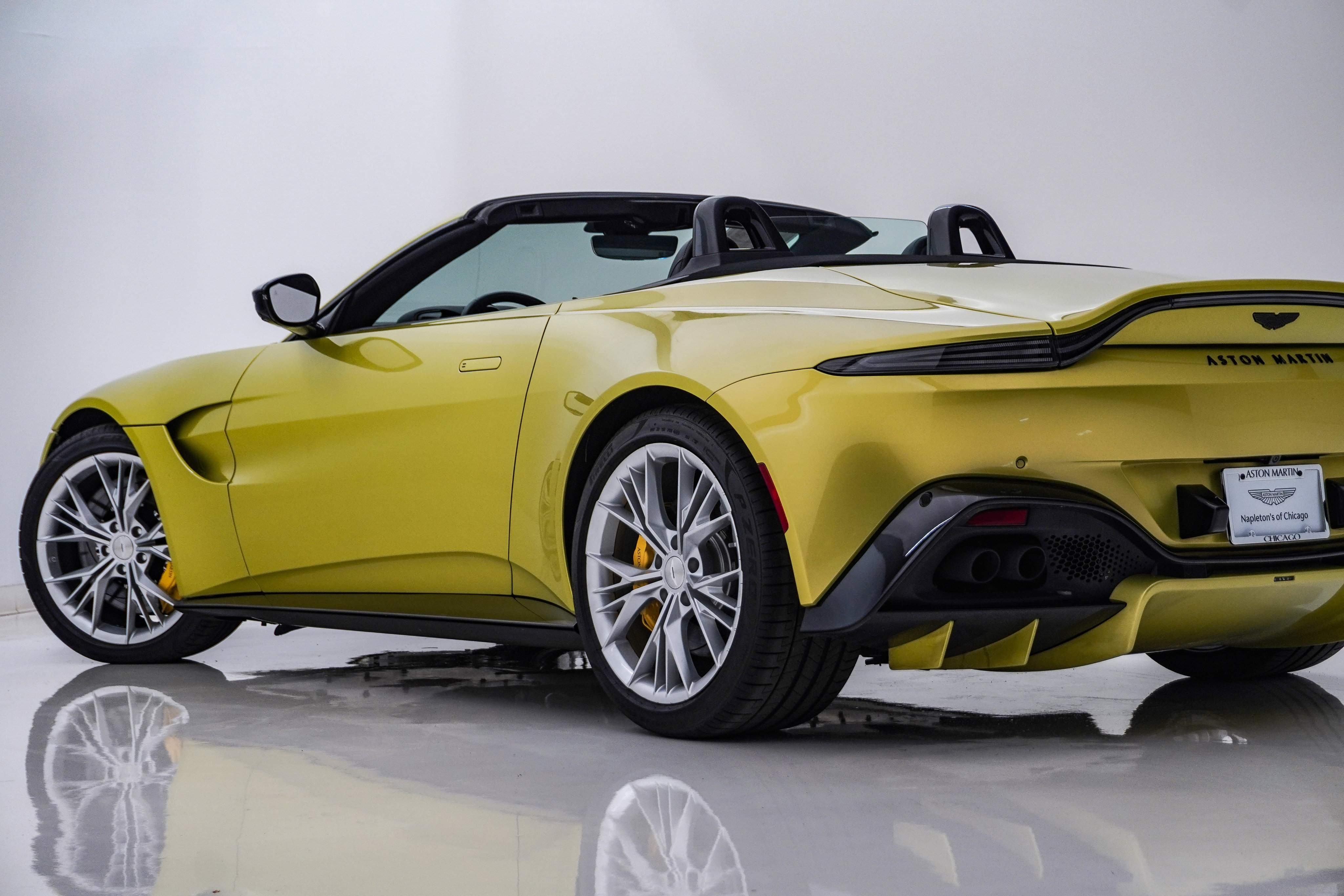 Used 2023 Aston Martin V8 Vantage Roadster RWD image 11