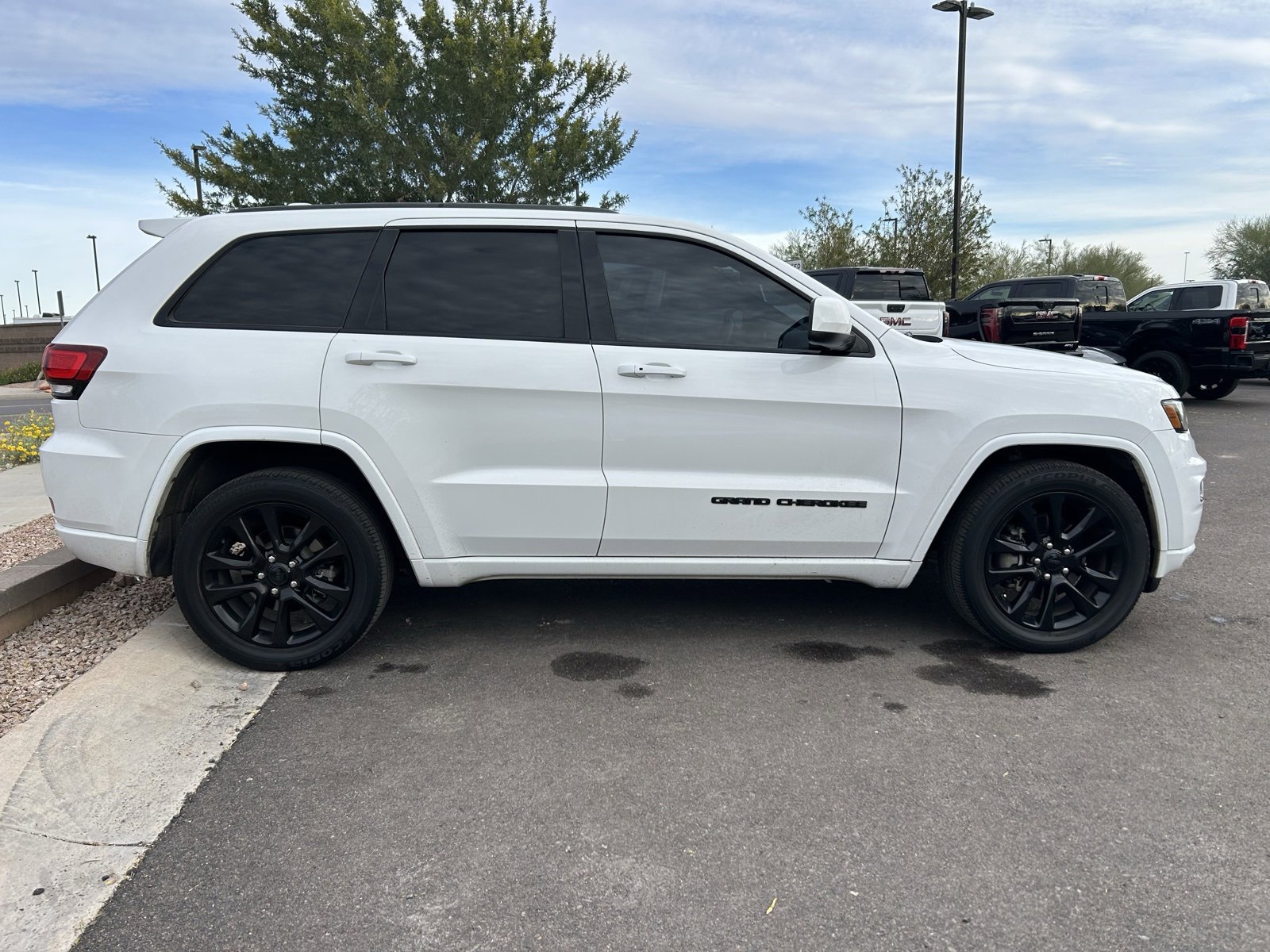 Used 2018 Jeep Grand Cherokee Altitude image 2