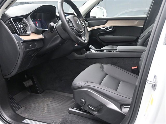 Used 2025 Volvo XC90 B5 Plus w/ Protection Package Premier image 17