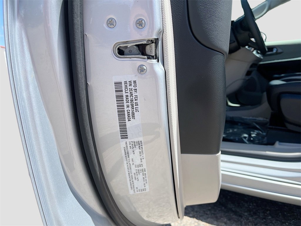 Used 2024 Chrysler Pacifica Touring-L image 32