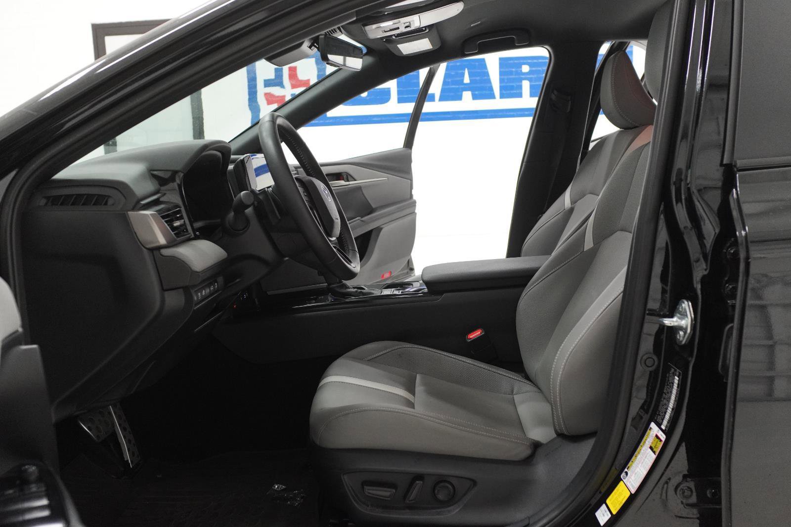 Used 2025 Toyota Camry SE FWD image 13