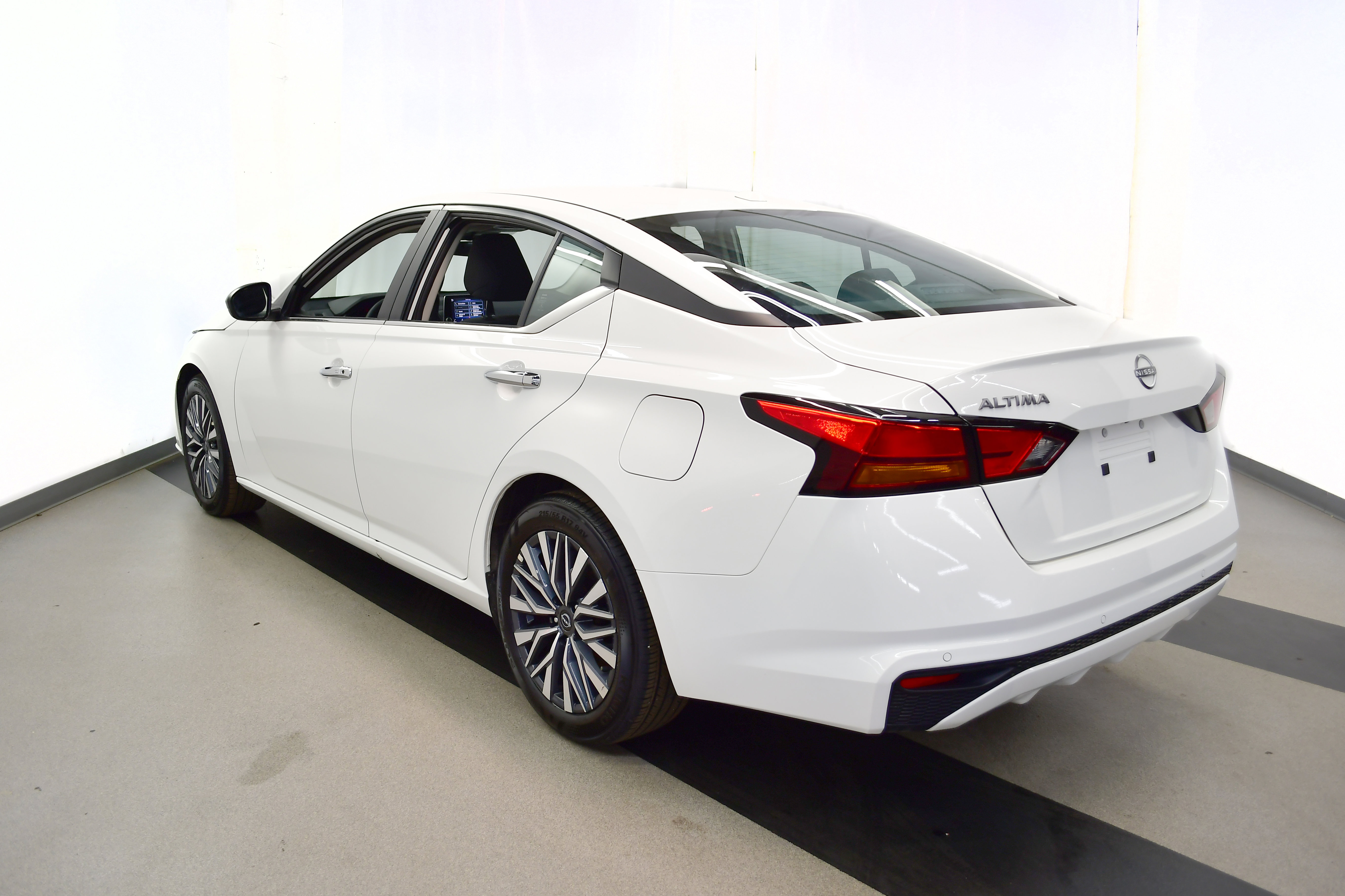 Used 2025 Nissan Altima 2.5 SV image 5