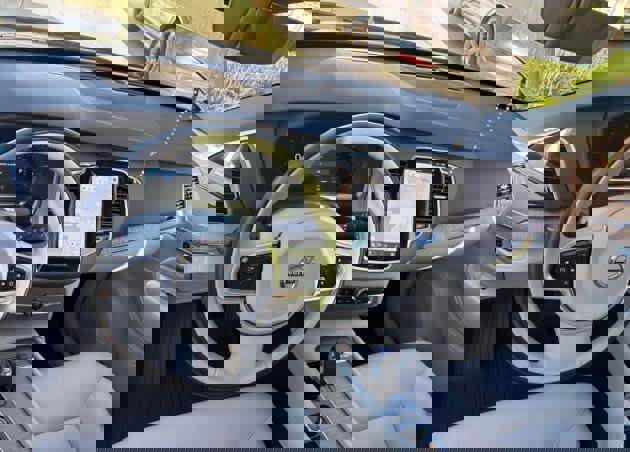 Used 2024 Volvo XC90 T8 Plus w/ Protection Package Premier image 3