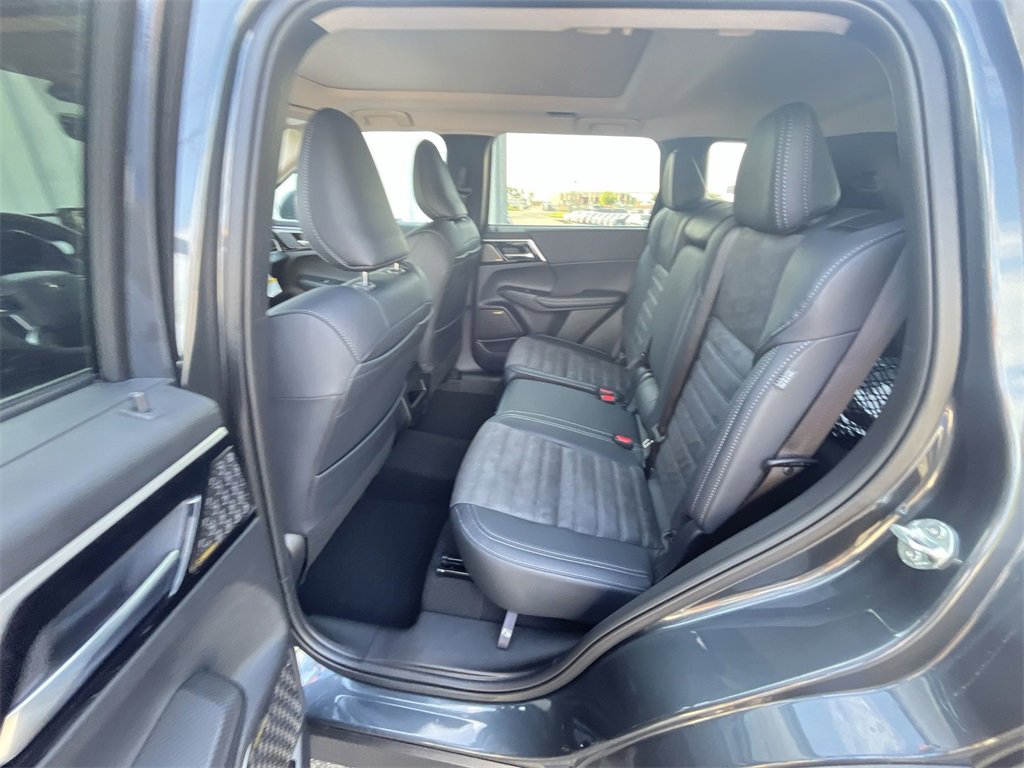 New 2025 Mitsubishi Outlander SE image 23