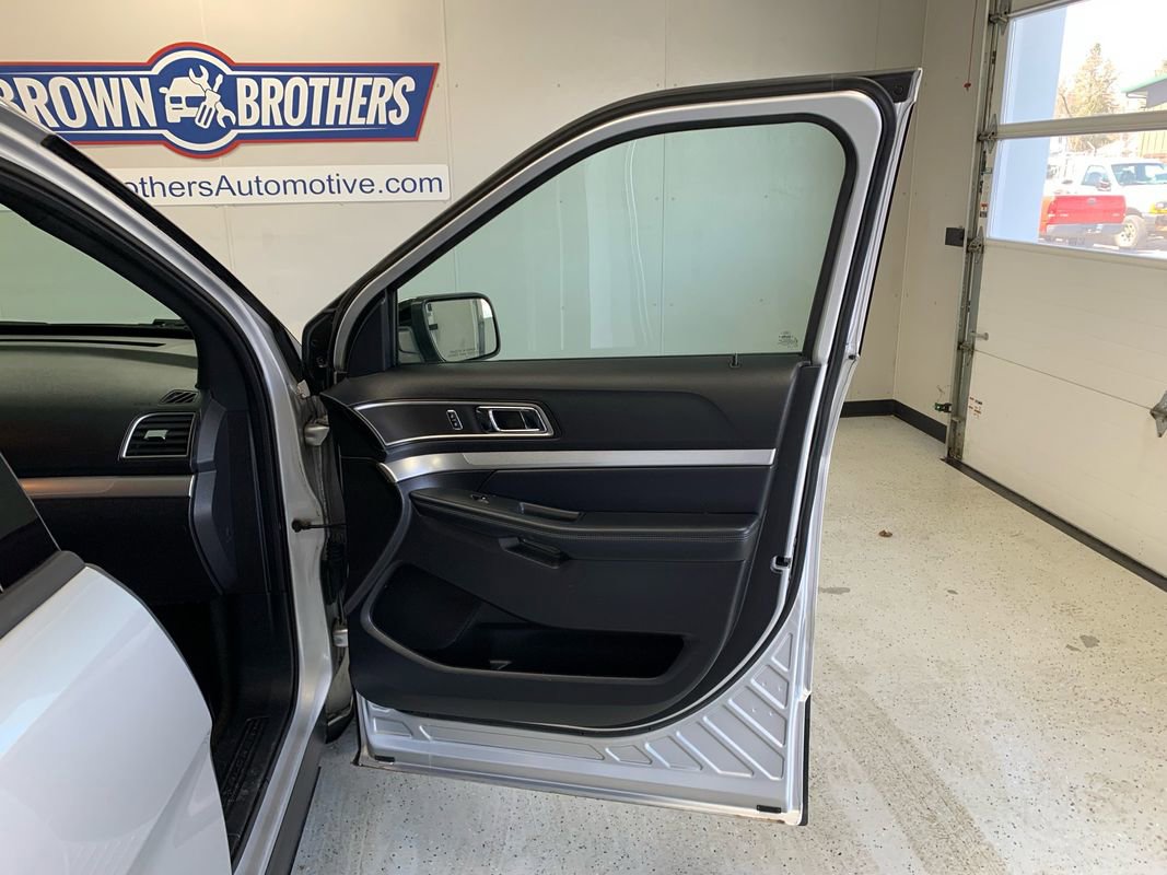 Used 2017 Ford Explorer XLT w/ Equipment Group 202A AWD/4WD image 31