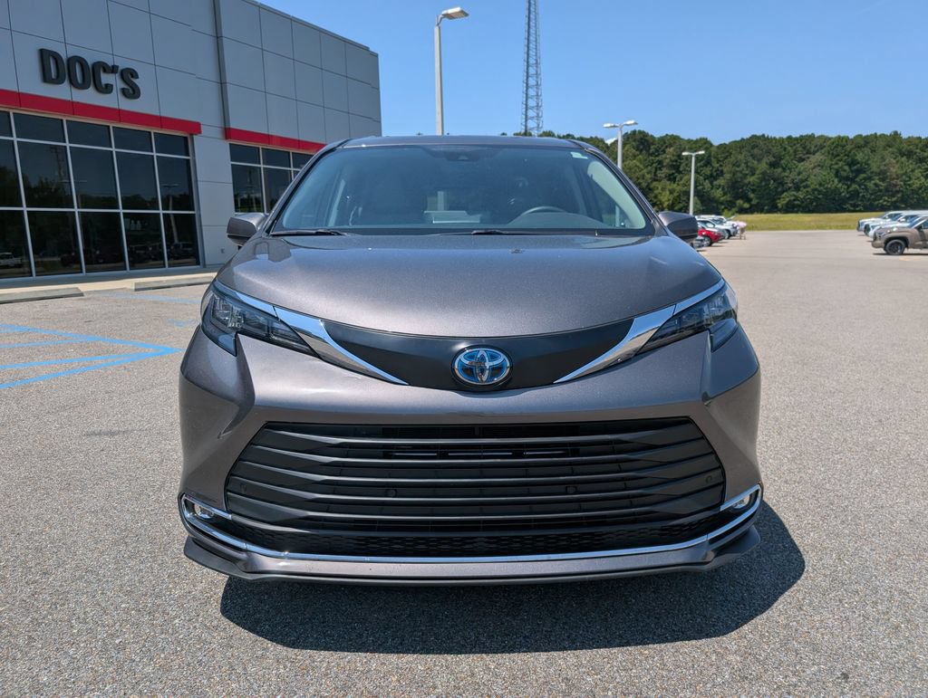 Used 2024 Toyota Sienna XLE FWD image 8