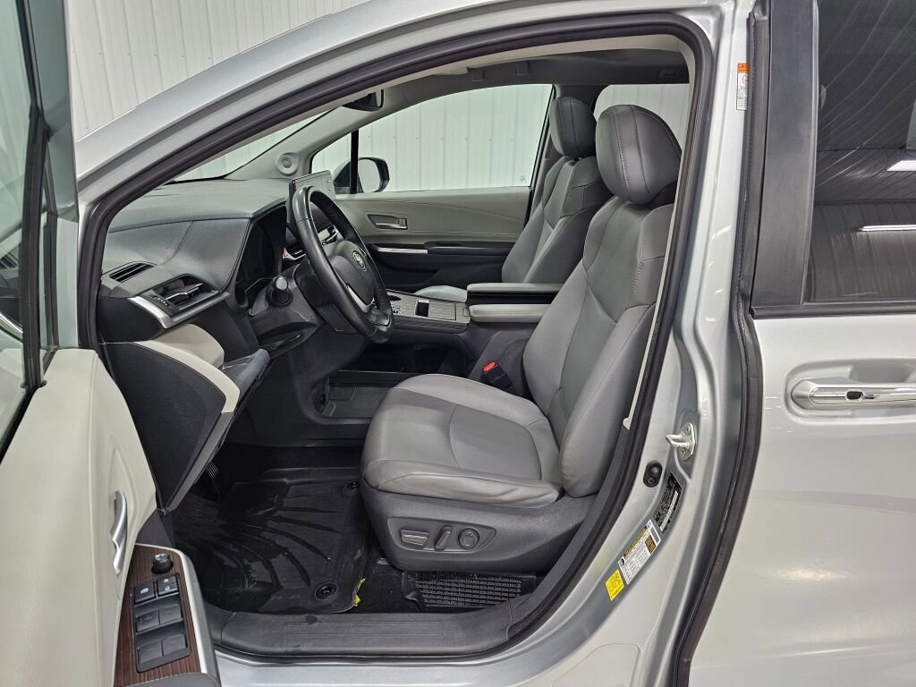 Used 2021 Toyota Sienna XLE w/ XLE Plus Package FWD image 11