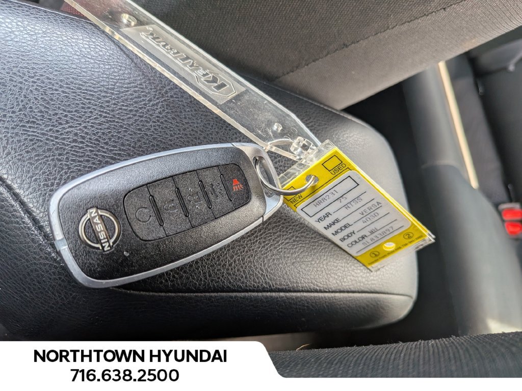 Used 2025 Nissan Versa SR FWD image 17