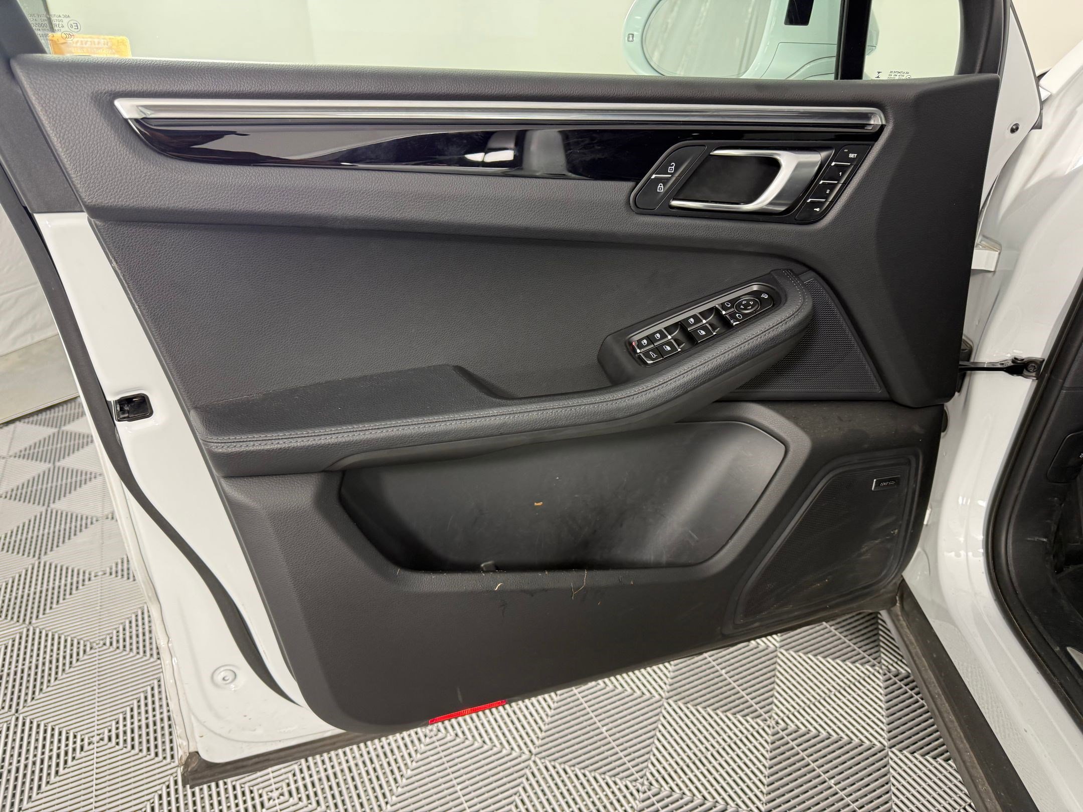 Certified 2023 Porsche Macan S image 14