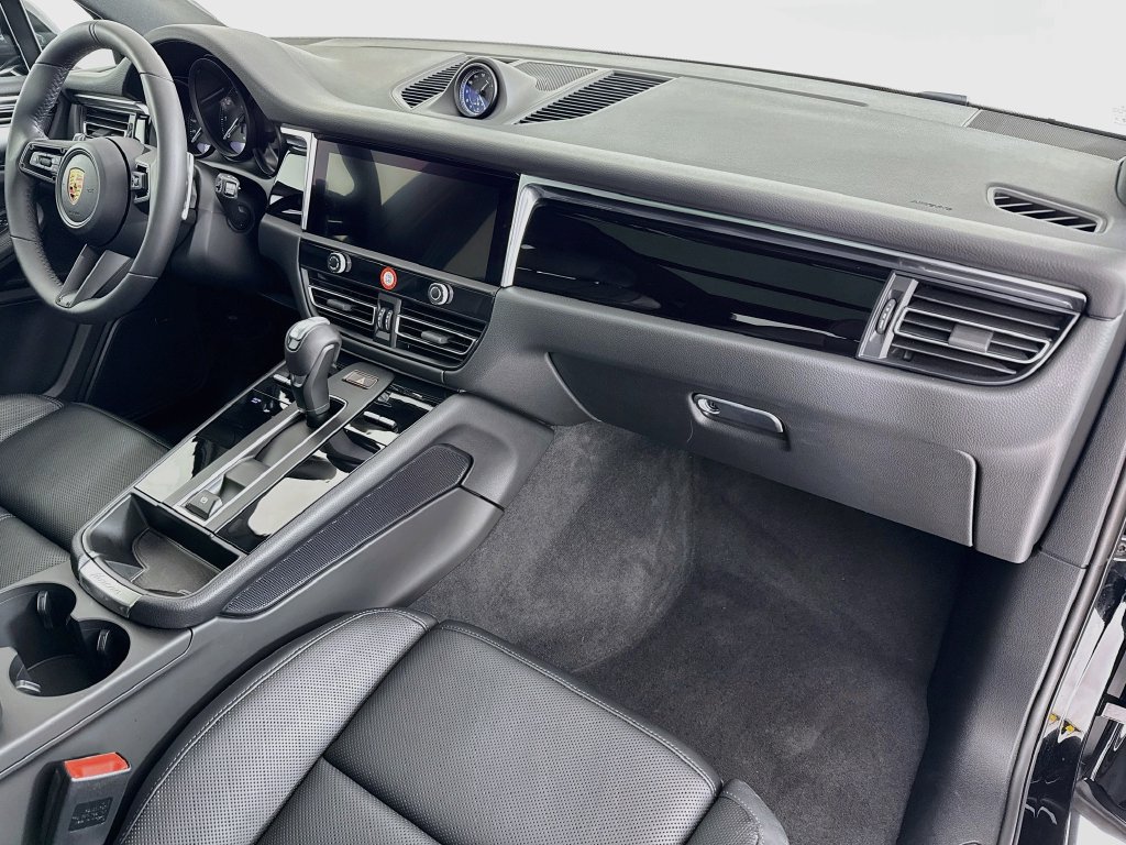 Certified 2025 Porsche Macan AWD/4WD image 31