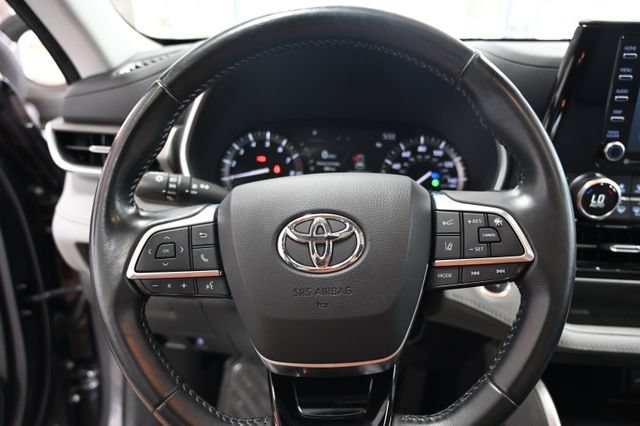 Used 2021 Toyota Highlander XLE AWD/4WD image 25