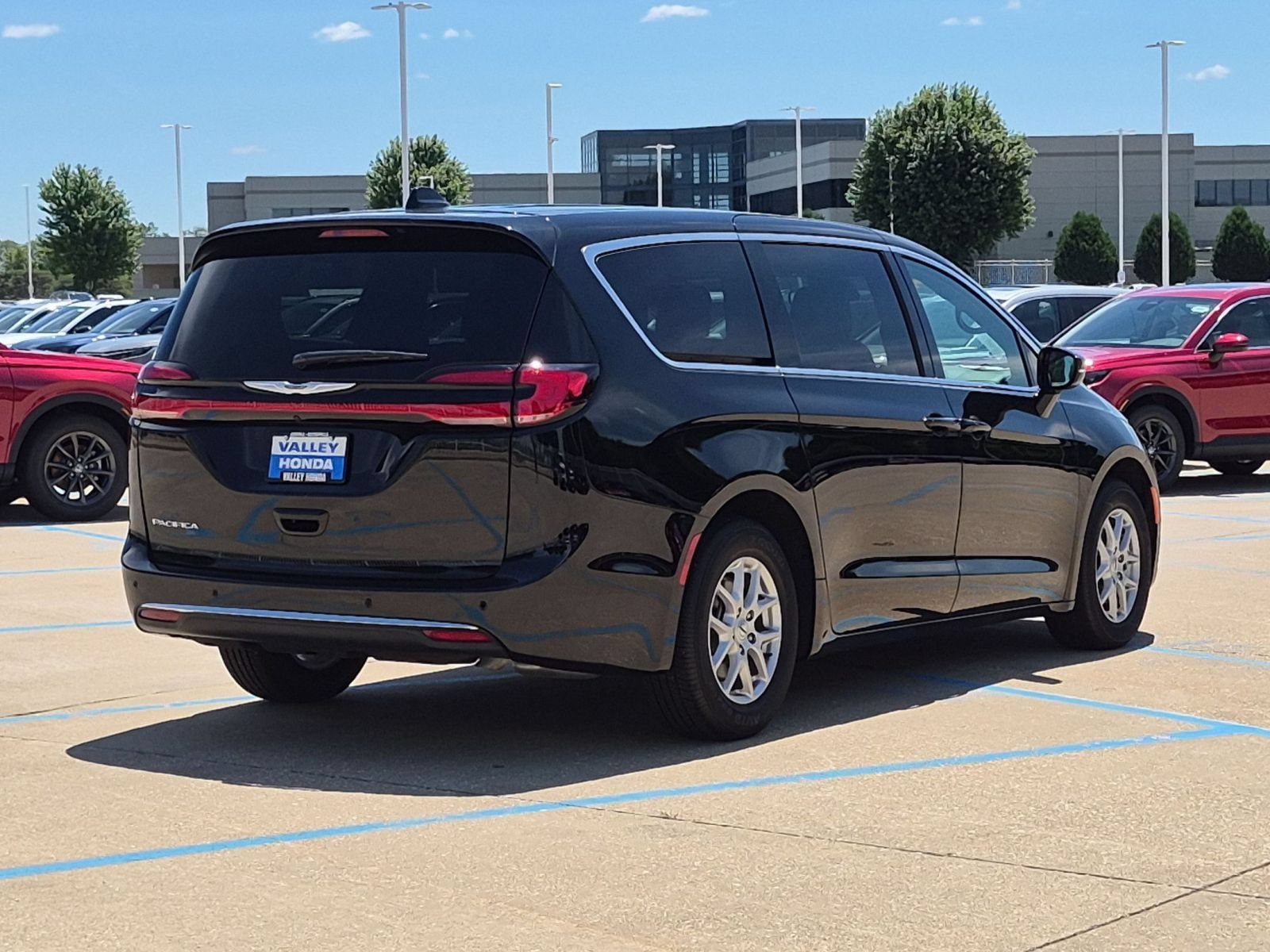 Used 2025 Chrysler Pacifica Select FWD image 6