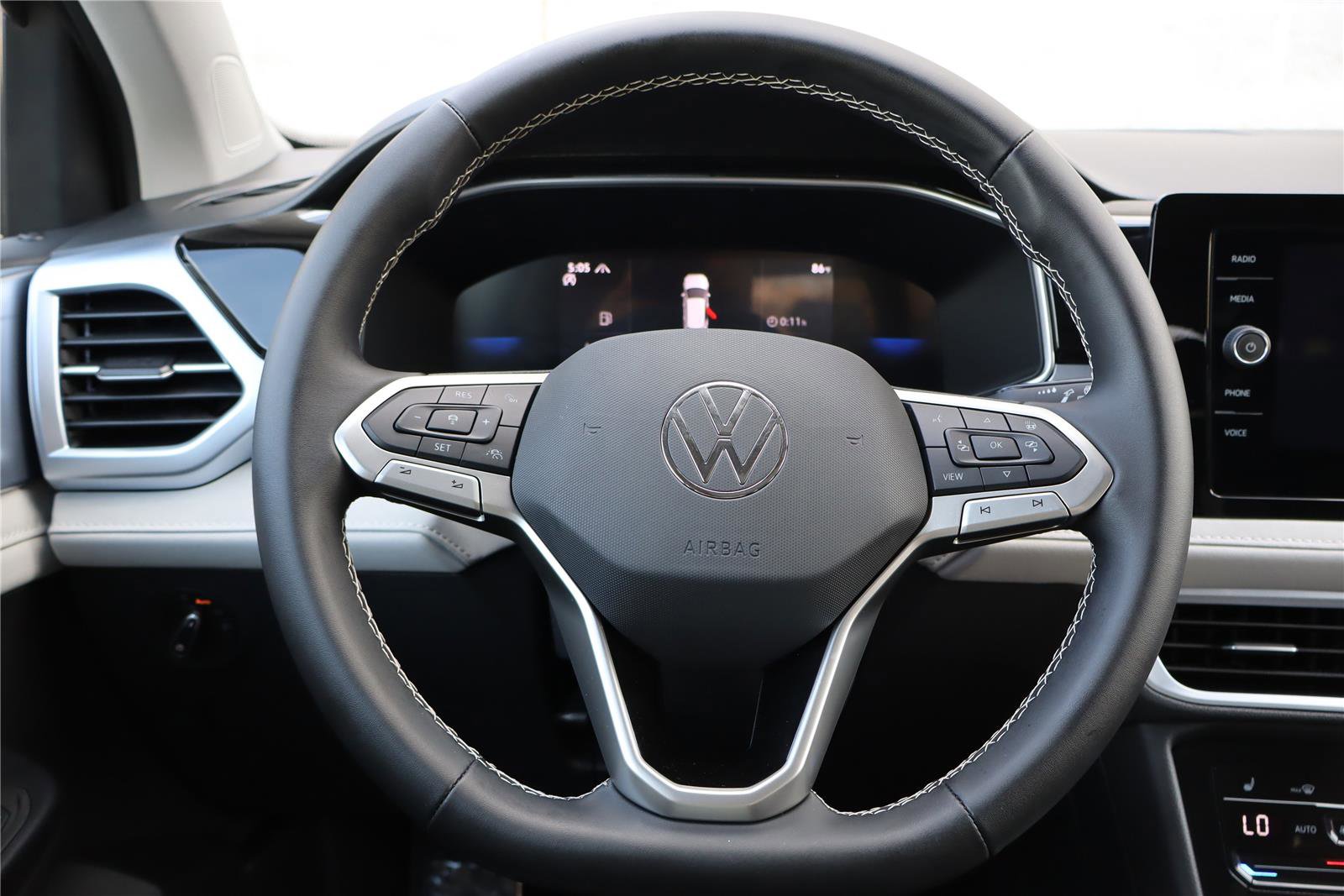 Certified 2025 Volkswagen Taos SE w/ Panoramic Sunroof Package image 15